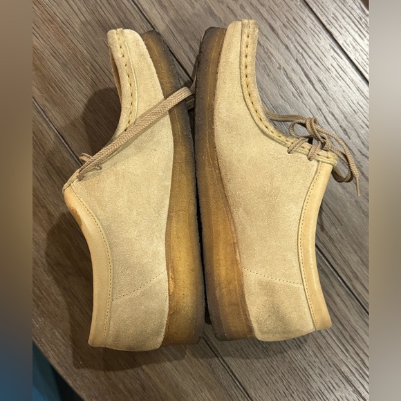 Women’s size 8 Clark’s in a light tan - Picture 2 of 5